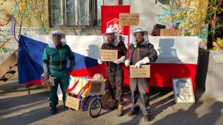 (09) Květen - Lodhéřovská žihadla na tradičním prvomájovém průvodu ve Zdešově