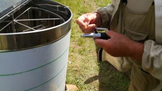 (13) Červen - Naše první medobraní. Rozbor množství vody v medu