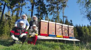 (10) Duben - Výměna nástavků na 1. stanovišti a rozšiřování úlů o 1 nástavek