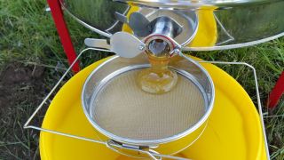 (16) Květen - První medobraní na stanovišti č. 1