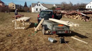 (04) Březen - Nátěr trámů na výrobu úložné boudy pro 1. stanoviště