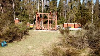 (11) Březen - Stavba úložné boudy pro 1. stanoviště (1.den stavby)