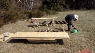 (12) Březen - Stavba úložné boudy pro 1. stanoviště (1.den stavby)