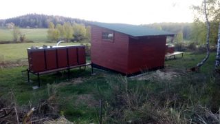 (21) Duben - Stavba úložné boudy pro 1. stanoviště (4.den stavby)