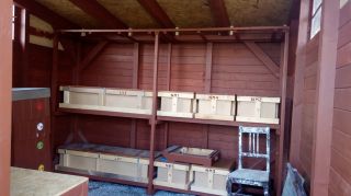 (25) Květen - Montáž a uspořádání vnitřního vybavení úložné boudy na 1. stanovišti